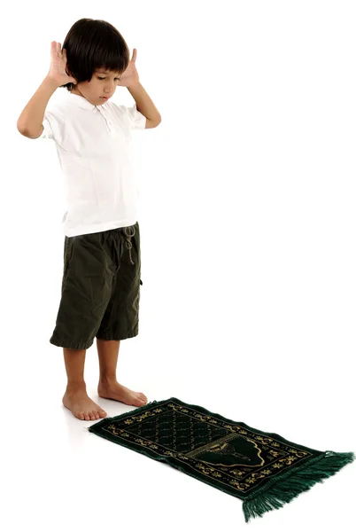 Мусульманский мальчик молится — стоковое фото