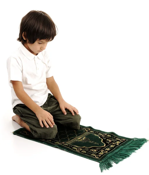Мусульманська хлопчик молитися — стокове фото