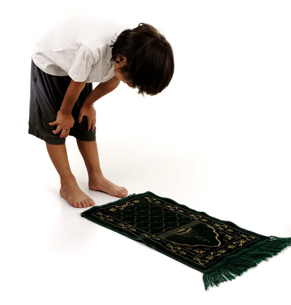 Muslimischer Junge betet — Stockfoto