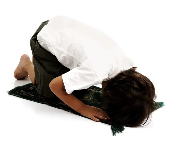Muslimischer Junge betet — Stockfoto