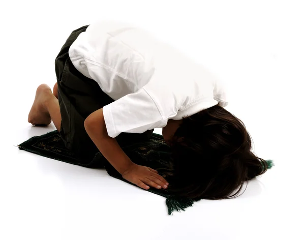 Muslimský chlapec modlí — Stock fotografie