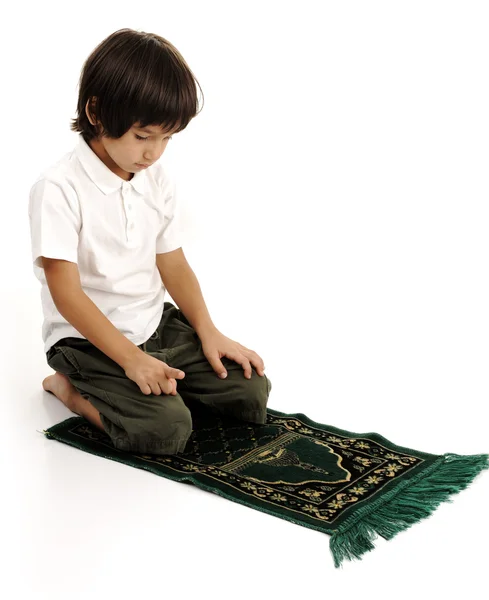 Muzułmański chłopiec modlący się — Zdjęcie stockowe