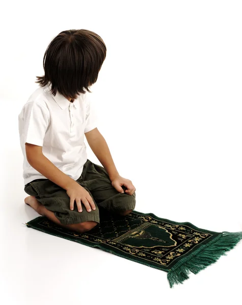 Muslimský chlapec modlí — Stock fotografie