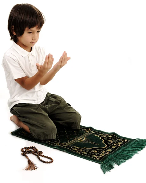 Muslimsk pojke som ber — Stockfoto