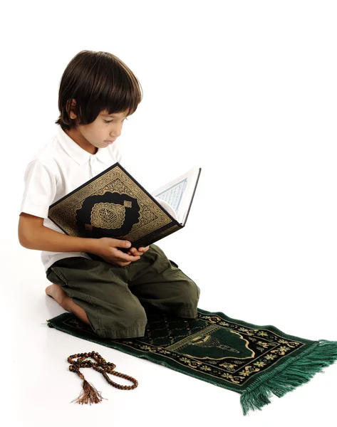 穆斯林男孩祈祷 — 图库照片