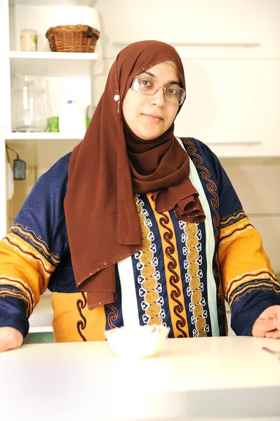 台所で美しいイスラム教徒女性 — ストック写真