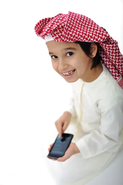 Kleine jongen typt bericht op mobiele telefoon — Stockfoto