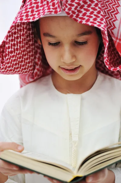 Muslimský arabský chlapeček čtení qoran — Stock fotografie