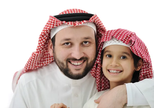 Arabský syn a jeho otec nosí kúfíja — Stock fotografie