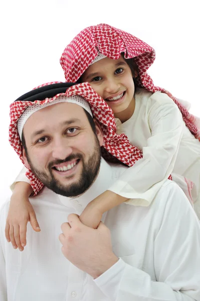 Família árabe, pai piggybacking filho — Fotografia de Stock