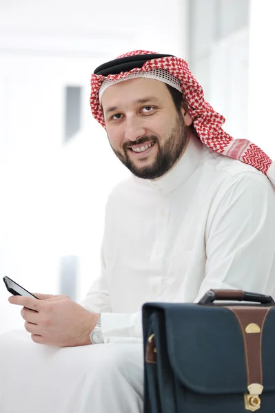 Empresário do Oriente Médio na estação — Fotografia de Stock