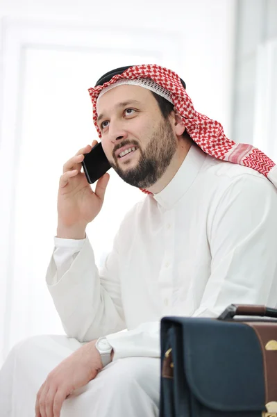 Středního východu podnikatel s kufrem a mobilní telefon — Stock fotografie