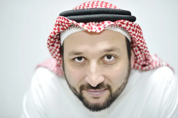 Közel-keleti felnőtt férfi portréja — Stock Fotó
