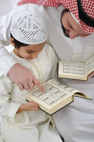 Árabe Kid e professor lendo juntos — Fotografia de Stock