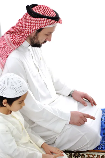 Arap baba ve oğul birlikte dua — Stok fotoğraf