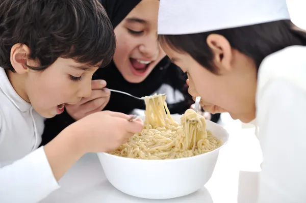 Três crianças árabes comendo juntas — Fotografia de Stock