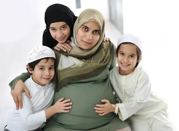 Μουσουλμανική έγκυος γυναίκα με τα παιδιά γύρω από — Φωτογραφία Αρχείου