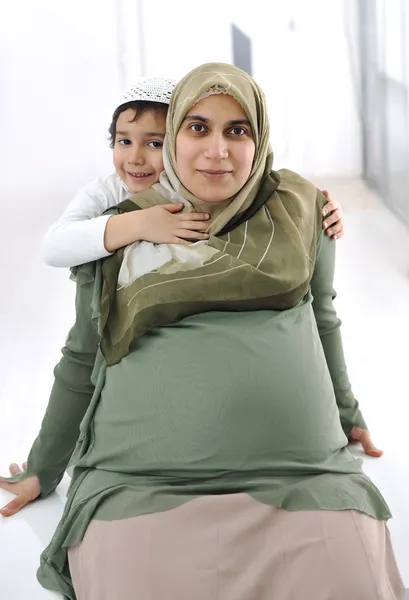 Беременные мать и сын — стоковое фото
