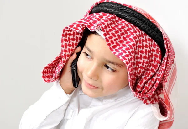 中东地区阿拉伯文的小男孩在电话上说 — 图库照片