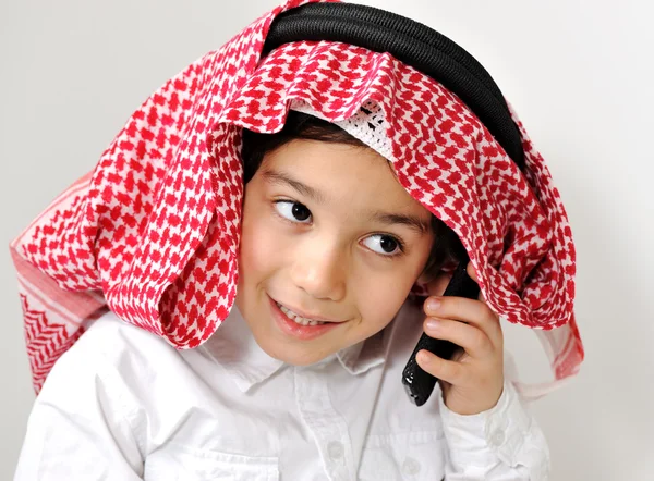 Bliskiego Wschodu arabski małego chłopca, mówiąc na telefon — Zdjęcie stockowe
