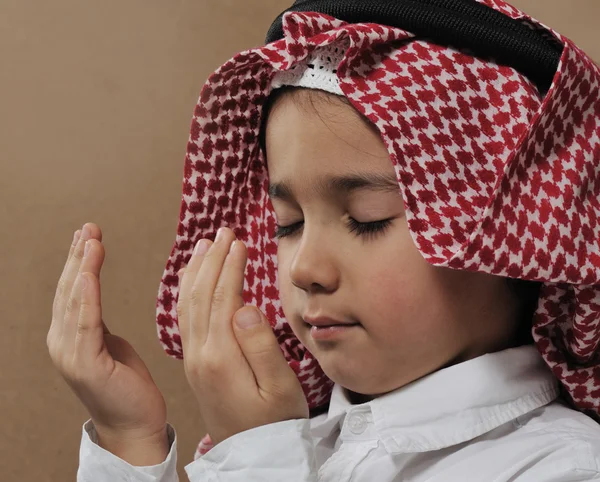 Ιδιαίτερο σχήμα αραβικού παιδί προσεύχεται doa — Φωτογραφία Αρχείου