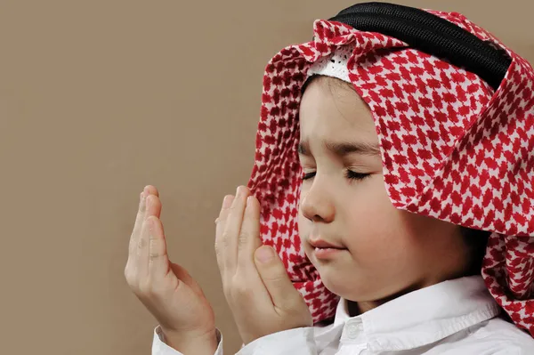 Arabski dziecko modląc się doa — Zdjęcie stockowe