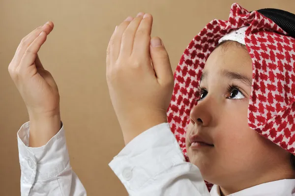 Criança muçulmana rezando — Fotografia de Stock