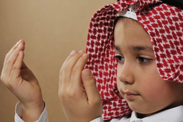 Enfant arabe musulman priant — Photo