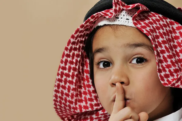 Lindo chico árabe diciendo psst, silencio por favor — Foto de Stock