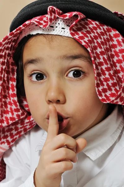 Lindo chico árabe pidiendo silencio, secreto —  Fotos de Stock