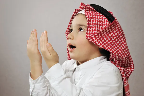 祈祷伊斯兰的孩子 — 图库照片