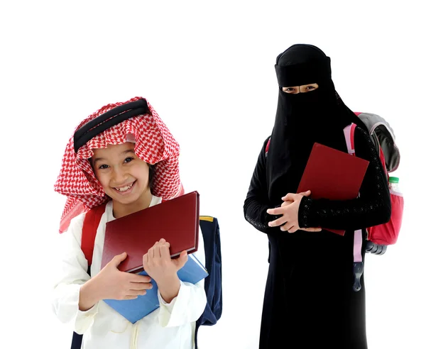 Αραβικά-μικρό αγόρι και κορίτσι που πηγαίνουν στο σχολείο — Φωτογραφία Αρχείου