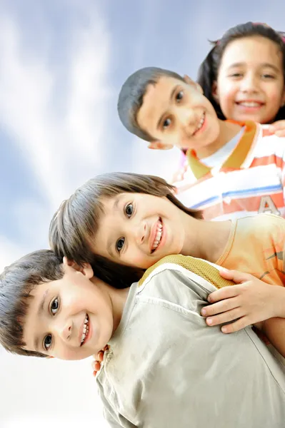 Foto de meninos felizes com rapazes bonitos na frente sorrindo para a câmera — Fotografia de Stock