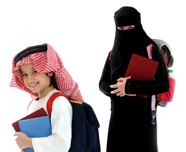 Arabský chlapec a dívka s batohu a kniha — Stock fotografie