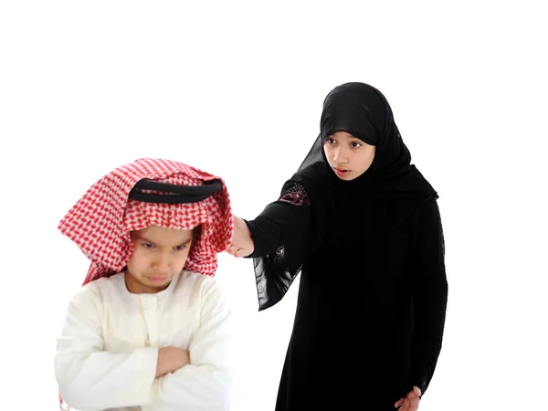 Hermana y hermano árabe discutiendo y luchando — Foto de Stock