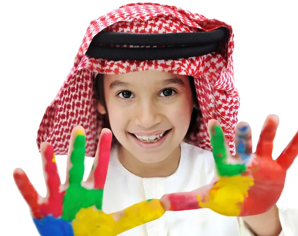 Arabische moslim kind portret met kleur op zijn handen — Stockfoto