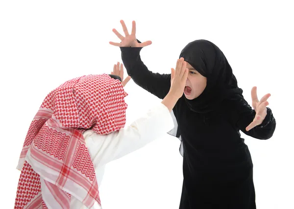 Árabe muçulmano menina e menino discutindo e gritando uns com os outros — Fotografia de Stock