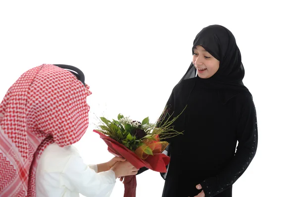 Niño árabe con keffiyeh y flores presentes para la hermana — Foto de Stock