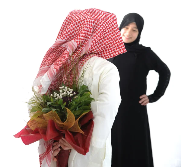 Casal árabe, rosas e flores como surpresa — Fotografia de Stock