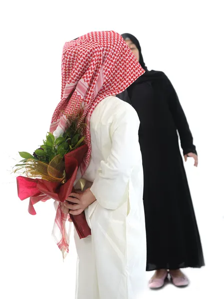 Arabské pár, růže a květiny jako překvapení — Stock fotografie