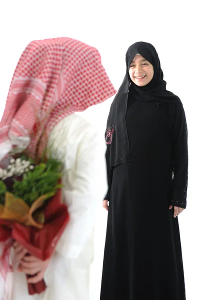 Niño árabe con keffiyeh y flores presentes para la hermana —  Fotos de Stock