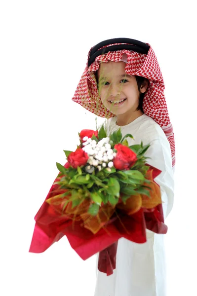 バラの花束とかわいいアラビア語男の子 — ストック写真