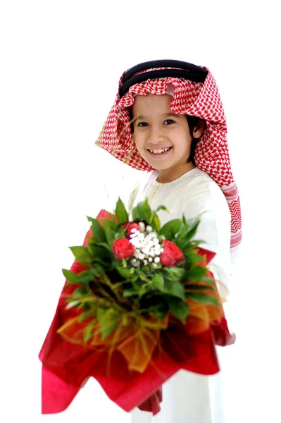 阿拉伯文穆斯林孩子与束鲜花 — 图库照片
