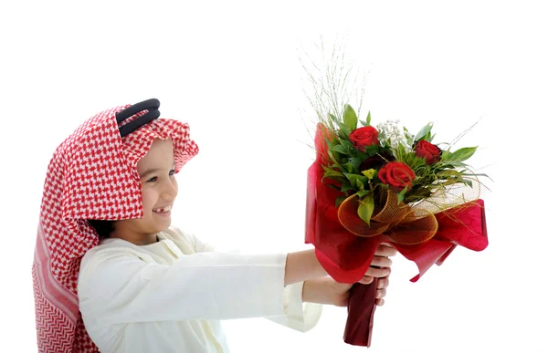 Buket çiçek ile Suudi Arabistan çocuk — Stok fotoğraf