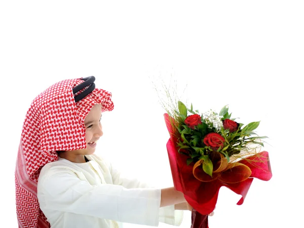 Arap şirin çocuk holding çiçekler — Stok fotoğraf