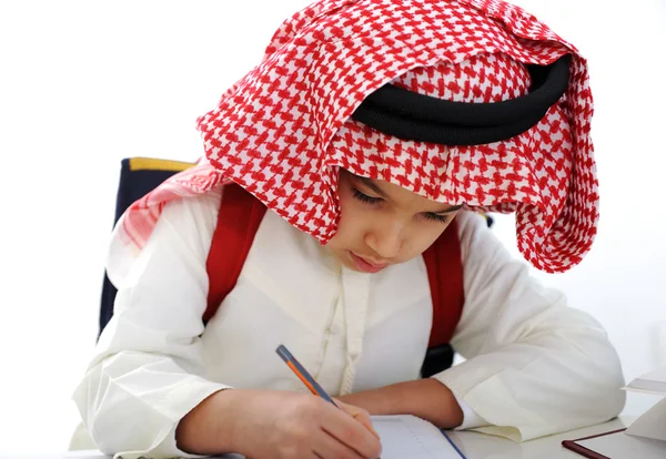 阿拉伯孩子在桌上写 — 图库照片