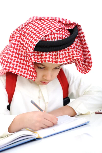 Ιδιαίτερο σχήμα αραβικού παιδί εγγράφως — Φωτογραφία Αρχείου