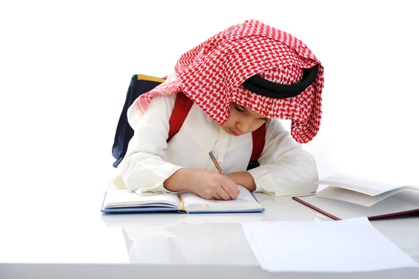 Miúdo árabe a escrever na mesa — Fotografia de Stock