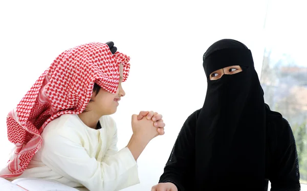 Muzułmańskie arabski chłopiec i dziewczynka — Zdjęcie stockowe