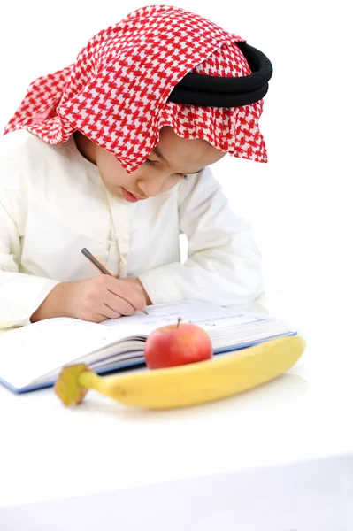 Muçulmano golfo menino na escola — Fotografia de Stock